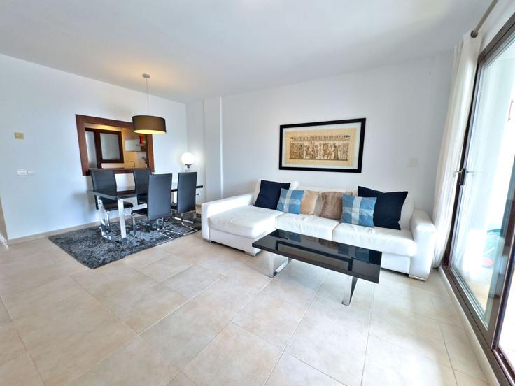 Salle de séjour élégante avec mobilier moderne dans un appartement à Building G5F5+G8 - mabellabanus - 1332380 à Marbella, Marbella Salle de séjour élégante avec mobilier moderne dans un appartement à Building G5F5+G8 - mabellabanus - 1332380 à Marbella, Marbella