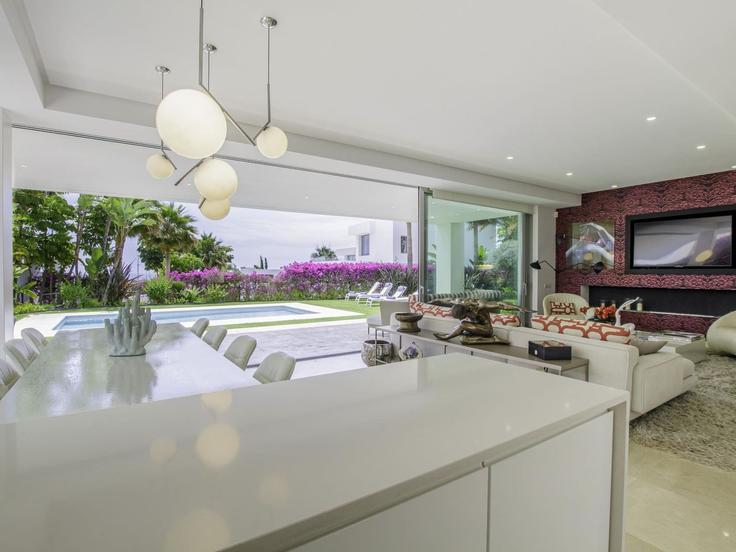 Marbella, Marbella에 위치한 Building Calle e - mabellabanus - 1332395 유닛의 세련된 인테리어가 돋보이는 거실 Marbella, Marbella에 위치한 Building Calle e - mabellabanus - 1332395 유닛의 세련된 인테리어가 돋보이는 거실