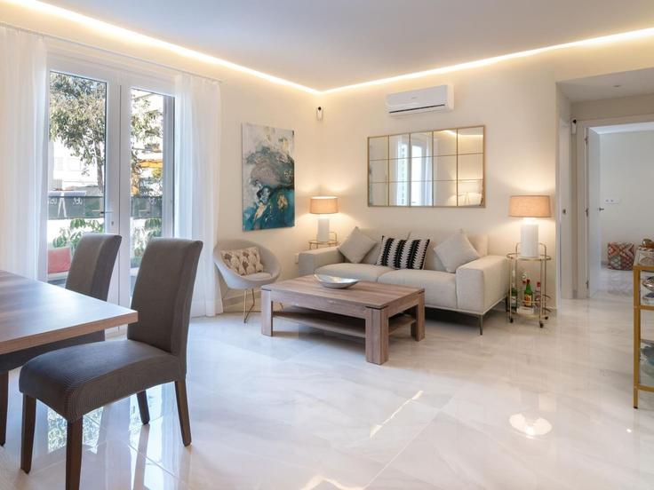 Salle de séjour élégante avec mobilier moderne dans un appartement à Building Avenida Antonio Belón - mabellabanus - 1332388 à Marbella, Marbella