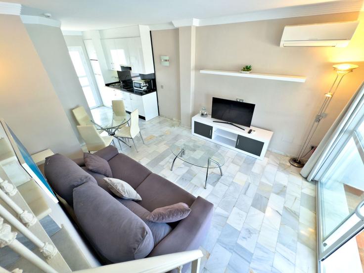 Elegante sala de estar con mobiliario moderno en un apartamento en Building Avenida Alpandeire - mabellabanus - 1332392 en Marbella, Marbella Elegante sala de estar con mobiliario moderno en un apartamento en Building Avenida Alpandeire - mabellabanus - 1332392 en Marbella, Marbella