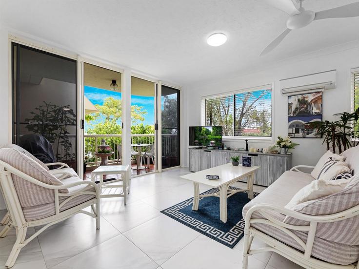 Torquay, Hervey Bay에 위치한 Building Esplanade - madecomfy - 1559991 유닛의 세련된 인테리어가 돋보이는 거실
