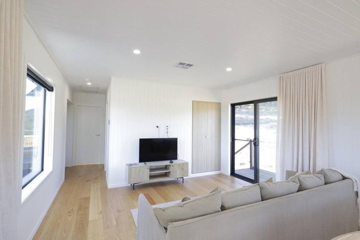 Sala de estar elegantemente projetada com móveis modernos em um apartamento no Building Kildare Road - madecomfy - 1560006 em Tenterfield, Tenterfield Sala de estar elegantemente projetada com móveis modernos em um apartamento no Building Kildare Road - madecomfy - 1560006 em Tenterfield, Tenterfield