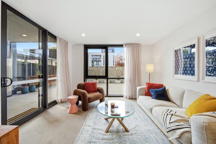 Sala de estar elegantemente projetada com móveis modernos em um apartamento no Building Lowanna Street - madecomfy - 1559924 em Braddon, Canberra Sala de estar elegantemente projetada com móveis modernos em um apartamento no Building Lowanna Street - madecomfy - 1559924 em Braddon, Canberra