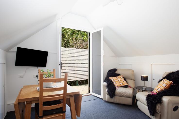 Elegant gestaltetes Wohnzimmer mit moderner Einrichtung in einer Wohnung im Building View Street - madecomfy - 1560338 in Woolwich, Sydney Elegant gestaltetes Wohnzimmer mit moderner Einrichtung in einer Wohnung im Building View Street - madecomfy - 1560338 in Woolwich, Sydney