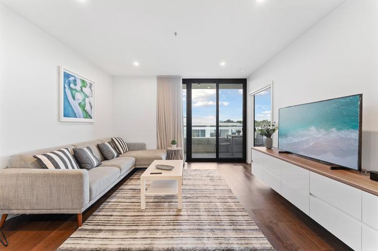 Elegante sala de estar con mobiliario moderno en un apartamento en Building Eyre Street - madecomfy - 1560606 en Kingston, Canberra Elegante sala de estar con mobiliario moderno en un apartamento en Building Eyre Street - madecomfy - 1560606 en Kingston, Canberra