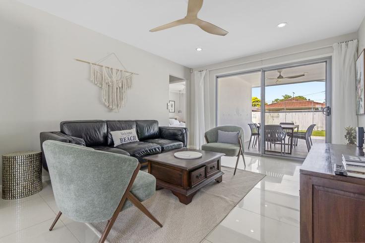 Northgate, Brisbane에 위치한 Building Toombul Road - madecomfy - 1559957 유닛의 세련된 인테리어가 돋보이는 거실 Northgate, Brisbane에 위치한 Building Toombul Road - madecomfy - 1559957 유닛의 세련된 인테리어가 돋보이는 거실
