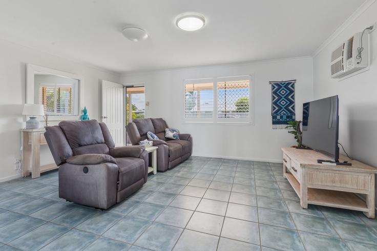 Urangan, Hervey Bay에 위치한 Building Limpus Street - madecomfy - 1559998 유닛의 세련된 인테리어가 돋보이는 거실