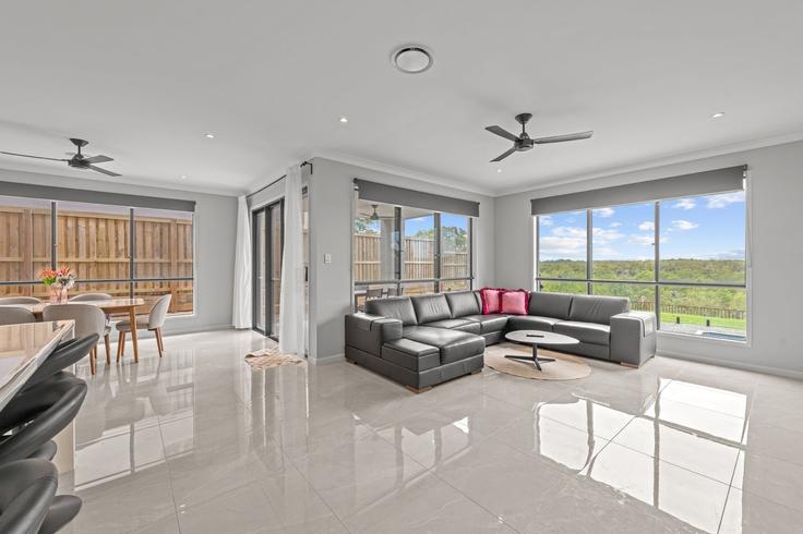 Griffin, Brisbane에 위치한 Building Riverview Parkway - madecomfy - 1560024 유닛의 세련된 인테리어가 돋보이는 거실 Griffin, Brisbane에 위치한 Building Riverview Parkway - madecomfy - 1560024 유닛의 세련된 인테리어가 돋보이는 거실