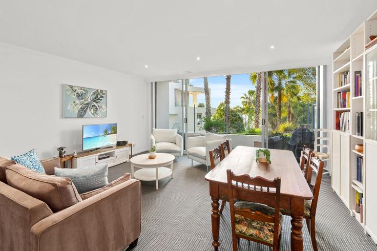 Elegant gestaltetes Wohnzimmer mit moderner Einrichtung in einer Wohnung im Building The Promenade - madecomfy - 1560539 in Chiswick, Sydney Elegant gestaltetes Wohnzimmer mit moderner Einrichtung in einer Wohnung im Building The Promenade - madecomfy - 1560539 in Chiswick, Sydney