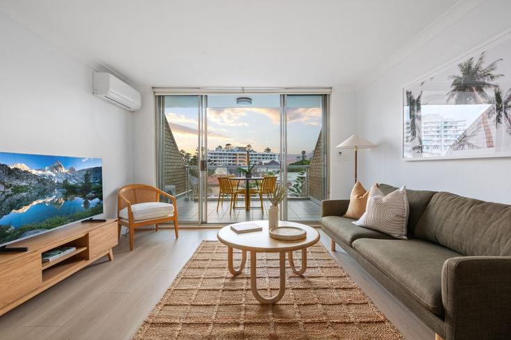 Sydney ManlyのBuilding Pittwater Road - madecomfy - 1560238のアパートメントにある、モダンな家具を備えたエレガントなデザインのリビングルーム Sydney ManlyのBuilding Pittwater Road - madecomfy - 1560238のアパートメントにある、モダンな家具を備えたエレガントなデザインのリビングルーム