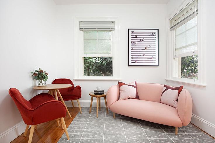 Elegant gestaltetes Wohnzimmer mit moderner Einrichtung in einer Wohnung im Building The Boulevarde - madecomfy - 1560671 in Lewisham, Sydney Elegant gestaltetes Wohnzimmer mit moderner Einrichtung in einer Wohnung im Building The Boulevarde - madecomfy - 1560671 in Lewisham, Sydney