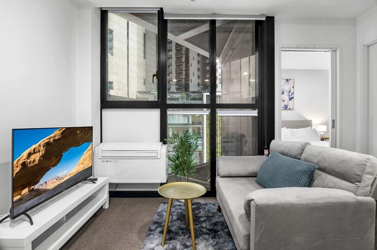 Melbourne SouthbankのBuilding Clarke Street - madecomfy - 1559890のアパートメントにある、モダンな家具を備えたエレガントなデザインのリビングルーム Melbourne SouthbankのBuilding Clarke Street - madecomfy - 1559890のアパートメントにある、モダンな家具を備えたエレガントなデザインのリビングルーム