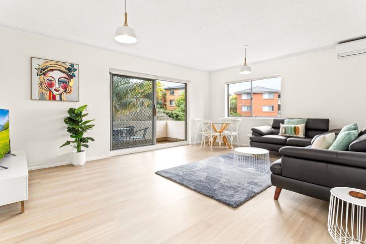 Elegant gestaltetes Wohnzimmer mit moderner Einrichtung in einer Wohnung im Building Isabel Street - madecomfy - 1560719 in Ryde, Sydney Elegant gestaltetes Wohnzimmer mit moderner Einrichtung in einer Wohnung im Building Isabel Street - madecomfy - 1560719 in Ryde, Sydney