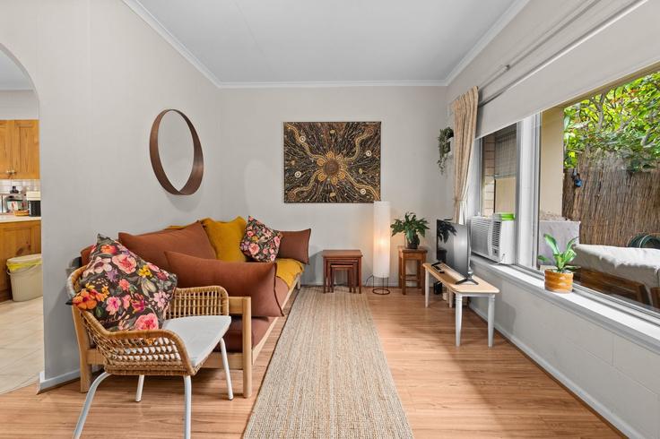 Elegant gestaltetes Wohnzimmer mit moderner Einrichtung in einer Wohnung im Building Hughes Street - madecomfy - 1560665 in Mile End, Adelaide Elegant gestaltetes Wohnzimmer mit moderner Einrichtung in einer Wohnung im Building Hughes Street - madecomfy - 1560665 in Mile End, Adelaide