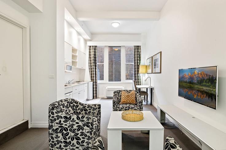 Building Collins Street - madecomfy - 1560060 adresindeki bir dairede modern mobilyalarla zarif bir şekilde tasarlanmış oturma odası Melbourne, Melbourne Building Collins Street - madecomfy - 1560060 adresindeki bir dairede modern mobilyalarla zarif bir şekilde tasarlanmış oturma odası Melbourne, Melbourne