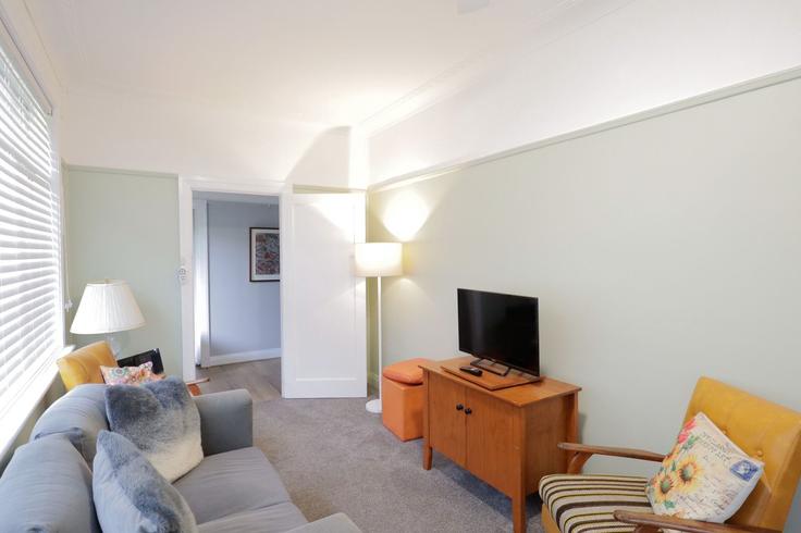 Sala de estar elegantemente projetada com móveis modernos em um apartamento no Building Douglas Street - madecomfy - 1560005 em Tenterfield, Tenterfield Sala de estar elegantemente projetada com móveis modernos em um apartamento no Building Douglas Street - madecomfy - 1560005 em Tenterfield, Tenterfield