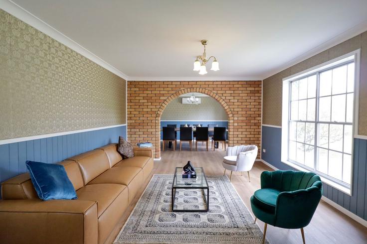 Sala de estar elegantemente projetada com móveis modernos em um apartamento no Building Casino Road - madecomfy - 1560164 em Tenterfield, Tenterfield Sala de estar elegantemente projetada com móveis modernos em um apartamento no Building Casino Road - madecomfy - 1560164 em Tenterfield, Tenterfield