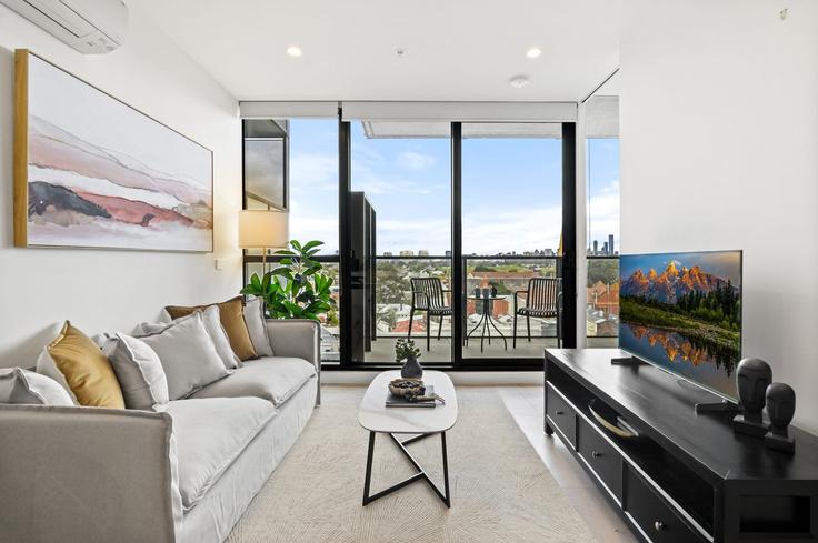 Elegante sala de estar con mobiliario moderno en un apartamento en Building Garden Street - madecomfy - 1560654 en South Yarra, Melbourne Elegante sala de estar con mobiliario moderno en un apartamento en Building Garden Street - madecomfy - 1560654 en South Yarra, Melbourne
