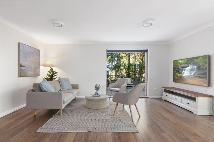 Building Queens Parade - madecomfy - 1560231 adresindeki bir dairede modern mobilyalarla zarif bir şekilde tasarlanmış oturma odası Newport, Sydney
