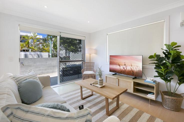 Building Hedges Avenue - madecomfy - 1560642 adresindeki bir dairede modern mobilyalarla zarif bir şekilde tasarlanmış oturma odası Mermaid Beach, Gold Coast Building Hedges Avenue - madecomfy - 1560642 adresindeki bir dairede modern mobilyalarla zarif bir şekilde tasarlanmış oturma odası Mermaid Beach, Gold Coast