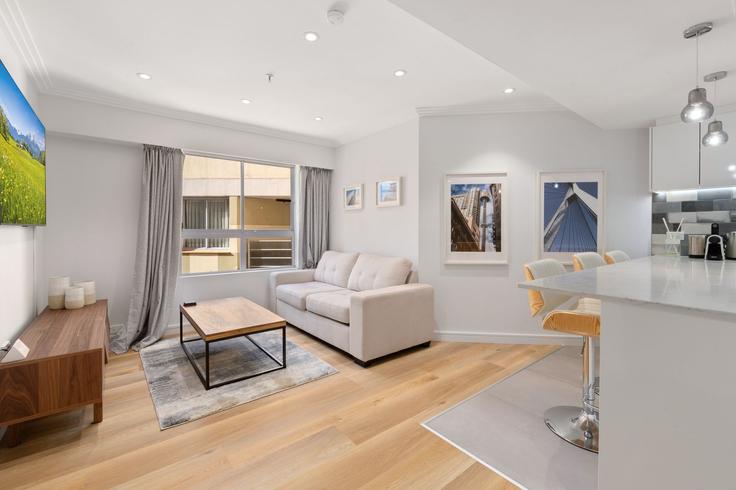 Sydney SydneyのBuilding Harbour Street - madecomfy - 1560365のアパートメントにある、モダンな家具を備えたエレガントなデザインのリビングルーム Sydney SydneyのBuilding Harbour Street - madecomfy - 1560365のアパートメントにある、モダンな家具を備えたエレガントなデザインのリビングルーム