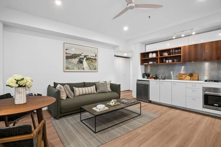 Melbourne, Melbourne에 위치한 Building Flinders Street - madecomfy - 1560089 유닛의 세련된 인테리어가 돋보이는 거실 Melbourne, Melbourne에 위치한 Building Flinders Street - madecomfy - 1560089 유닛의 세련된 인테리어가 돋보이는 거실