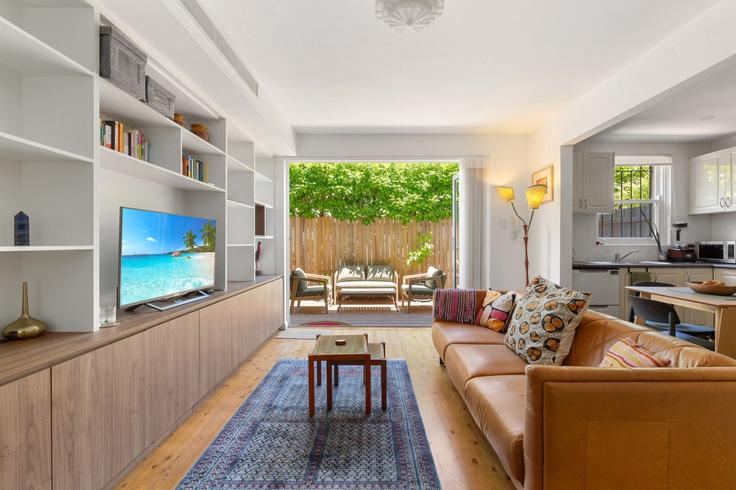 Elegant gestaltetes Wohnzimmer mit moderner Einrichtung in einer Wohnung im Building Hastings Street - madecomfy - 1560146 in Marrickville, Sydney