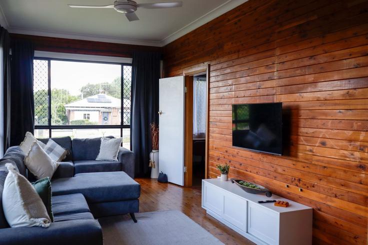 Sala de estar elegantemente projetada com móveis modernos em um apartamento no Building Rouse Street - madecomfy - 1560180 em Tenterfield, Tenterfield Sala de estar elegantemente projetada com móveis modernos em um apartamento no Building Rouse Street - madecomfy - 1560180 em Tenterfield, Tenterfield