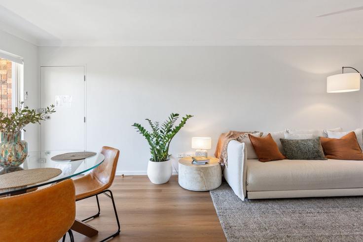 Sala de estar elegantemente projetada com móveis modernos em um apartamento no Building Allison Road - madecomfy - 1559946 em Cronulla, Sydney