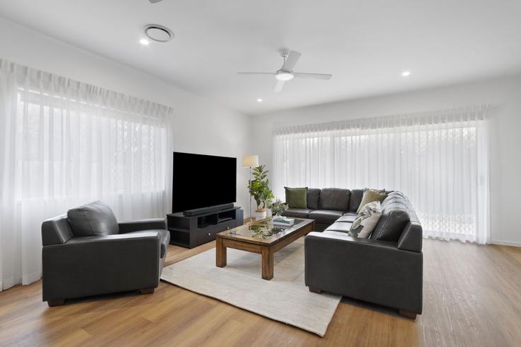 Wavell Heights, Brisbane에 위치한 Building Varcoe Street - madecomfy - 1560395 유닛의 세련된 인테리어가 돋보이는 거실 Wavell Heights, Brisbane에 위치한 Building Varcoe Street - madecomfy - 1560395 유닛의 세련된 인테리어가 돋보이는 거실