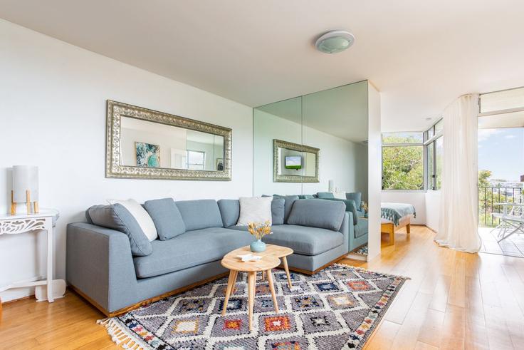 Elegant gestaltetes Wohnzimmer mit moderner Einrichtung in einer Wohnung im Building Henrietta Street - madecomfy - 1560599 in Waverley, Sydney Elegant gestaltetes Wohnzimmer mit moderner Einrichtung in einer Wohnung im Building Henrietta Street - madecomfy - 1560599 in Waverley, Sydney