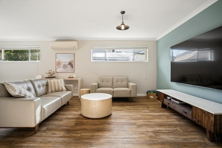Halls Head, Mandurah에 위치한 Building Stellaria Avenue - madecomfy - 1560508 유닛의 세련된 인테리어가 돋보이는 거실 Halls Head, Mandurah에 위치한 Building Stellaria Avenue - madecomfy - 1560508 유닛의 세련된 인테리어가 돋보이는 거실