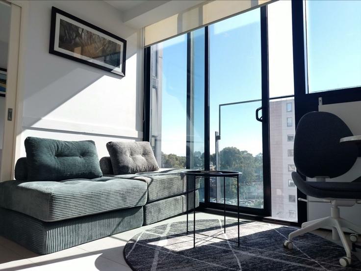Melbourne South MelbourneのBuilding Park Street - madecomfy - 1559984のアパートメントにある、モダンな家具を備えたエレガントなデザインのリビングルーム Melbourne South MelbourneのBuilding Park Street - madecomfy - 1559984のアパートメントにある、モダンな家具を備えたエレガントなデザインのリビングルーム