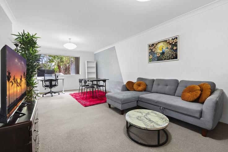 Elegant gestaltetes Wohnzimmer mit moderner Einrichtung in einer Wohnung im Building Cecilia Street - madecomfy - 1560036 in Marrickville, Sydney