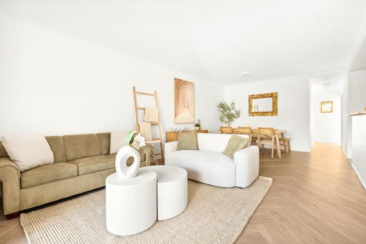 Sala de estar elegantemente projetada com móveis modernos em um apartamento no Building Old Barrenjoey Road - madecomfy - 1560594 em Avalon Beach, Sydney