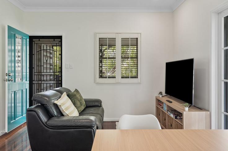 Elegante sala de estar con mobiliario moderno en un apartamento en Building Brentnall Street - madecomfy - 1559891 en Norman Park, Brisbane Elegante sala de estar con mobiliario moderno en un apartamento en Building Brentnall Street - madecomfy - 1559891 en Norman Park, Brisbane