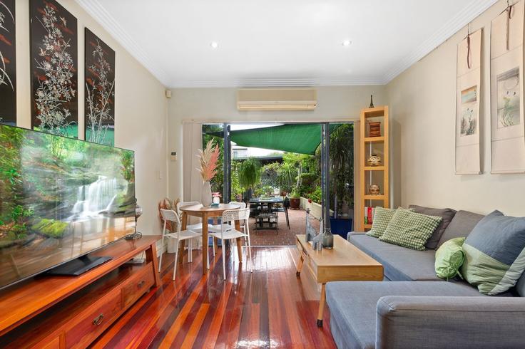Sala de estar elegantemente projetada com móveis modernos em um apartamento no Building Lawrence Street - madecomfy - 1560272 em Alexandria, Sydney Sala de estar elegantemente projetada com móveis modernos em um apartamento no Building Lawrence Street - madecomfy - 1560272 em Alexandria, Sydney