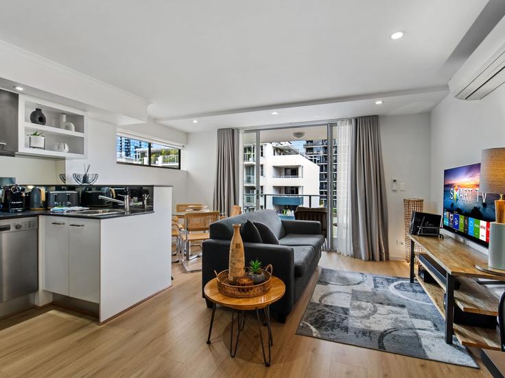 Sala de estar elegantemente projetada com móveis modernos em um apartamento no Building Merivale Street - madecomfy - 1560457 em South Brisbane, Brisbane Sala de estar elegantemente projetada com móveis modernos em um apartamento no Building Merivale Street - madecomfy - 1560457 em South Brisbane, Brisbane