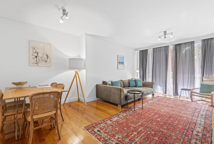 Elegante sala de estar con mobiliario moderno en un apartamento en Building State Route 25 - madecomfy - 1560672 en Toorak, Melbourne Elegante sala de estar con mobiliario moderno en un apartamento en Building State Route 25 - madecomfy - 1560672 en Toorak, Melbourne