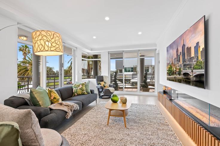 Elegante sala de estar con mobiliario moderno en un apartamento en Building Beach Street - madecomfy - 1560773 en Port Melbourne, Melbourne