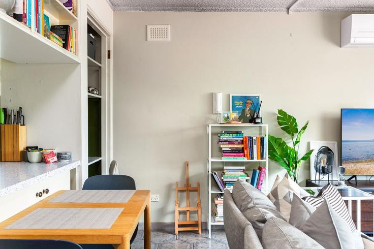 Elegant gestaltetes Wohnzimmer mit moderner Einrichtung in einer Wohnung im Building Unwins Bridge Road - madecomfy - 1560577 in Sydenham, Sydney