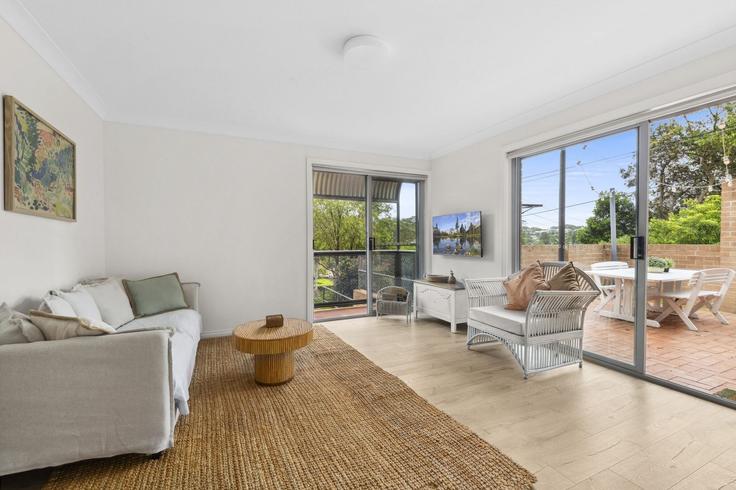 Avoca Beach, Central Coast에 위치한 Building Avoca Drive - madecomfy - 1560271 유닛의 세련된 인테리어가 돋보이는 거실 Avoca Beach, Central Coast에 위치한 Building Avoca Drive - madecomfy - 1560271 유닛의 세련된 인테리어가 돋보이는 거실