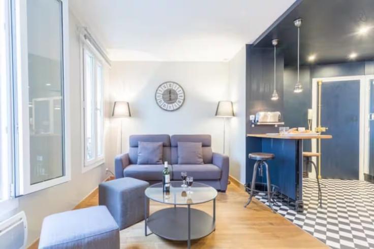 Sala de estar elegantemente projetada com móveis modernos em um apartamento no Building Rue de la Roquette - madeforyouhostaway - 1049624 - PAR em 11th arrondissement, Paris Sala de estar elegantemente projetada com móveis modernos em um apartamento no Building Rue de la Roquette - madeforyouhostaway - 1049624 - PAR em 11th arrondissement, Paris