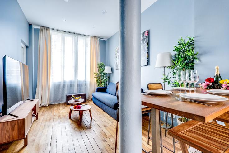 Elegant gestaltetes Wohnzimmer mit moderner Einrichtung in einer Wohnung im Building Avenue Secrétan - madeforyouhostaway - 1049628 - PAR in 19th arrondissement, Paris Elegant gestaltetes Wohnzimmer mit moderner Einrichtung in einer Wohnung im Building Avenue Secrétan - madeforyouhostaway - 1049628 - PAR in 19th arrondissement, Paris