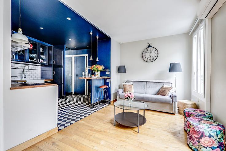 Sala de estar elegantemente projetada com móveis modernos em um apartamento no Building Rue de la Roquette - madeforyouhostaway - 1049630 - PAR em 11th arrondissement, Paris