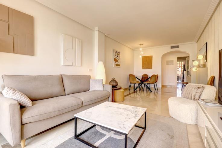 Building Calle la Pacheca Alta - madeforyouhostaway - 1317344 adresindeki bir dairede modern mobilyalarla zarif bir şekilde tasarlanmış oturma odası Benahavís, Benahavís Building Calle la Pacheca Alta - madeforyouhostaway - 1317344 adresindeki bir dairede modern mobilyalarla zarif bir şekilde tasarlanmış oturma odası Benahavís, Benahavís