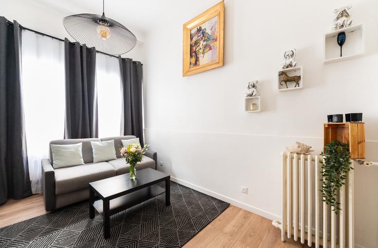 Sala de estar elegantemente projetada com móveis modernos em um apartamento no Building Rue Maillard - madeforyouhostaway - 1340533 em 11th arrondissement, Paris
