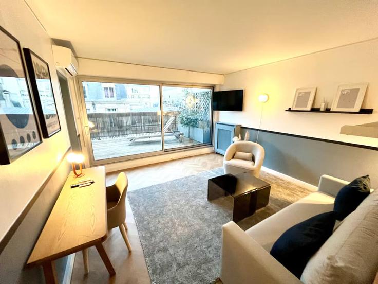 Elegant gestaltetes Wohnzimmer mit moderner Einrichtung in einer Wohnung im Building Rue de Chazelles - madeforyouhostaway - 1341841 in 17th arrondissement, Paris