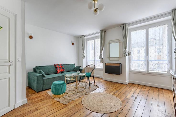 Sala de estar elegantemente projetada com móveis modernos em um apartamento no Building Rue du Faubourg Saint-Denis - madeforyouhostaway - 1346664 em 10th arrondissement, Paris