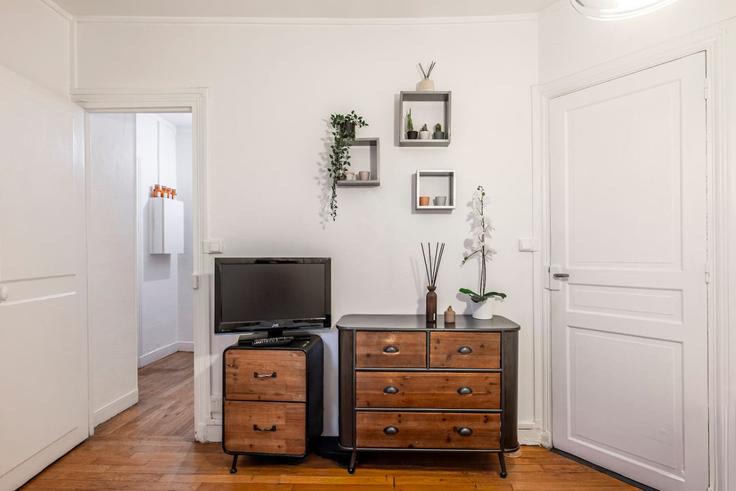 5th arrondissement, Paris에 위치한 Building Boulevard Saint-Germain - madeforyouhostaway - 1365883 아파트의 세련된 인테리어가 돋보이는 거실 5th arrondissement, Paris에 위치한 Building Boulevard Saint-Germain - madeforyouhostaway - 1365883 아파트의 세련된 인테리어가 돋보이는 거실